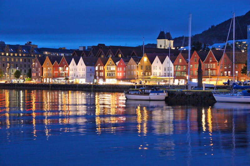 Bergen am Abend - ©Philip Grover / Hurtigruten
