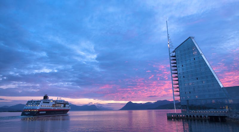 Hurtigruten-Schiff in Molde - ©Tim Couttreel / Hurtigruten