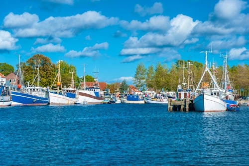 Hafen in Burgstaaken mit Burger Binnensee - Fehmarn &ndash; &copy; Jürgen Wackenhut - stock.adobe.com