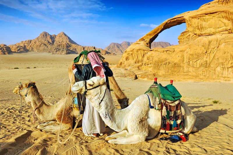 Felsenbrücke und Kamele im Wadi Rum - ©Pierre Brumder - Adobe Stock