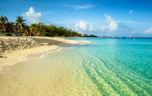 Seven Mile Beach auf der Karibik-Insel Grand Cayman &ndash; &copy; ©Mikolaj Niemczewski - stock.adobe.com