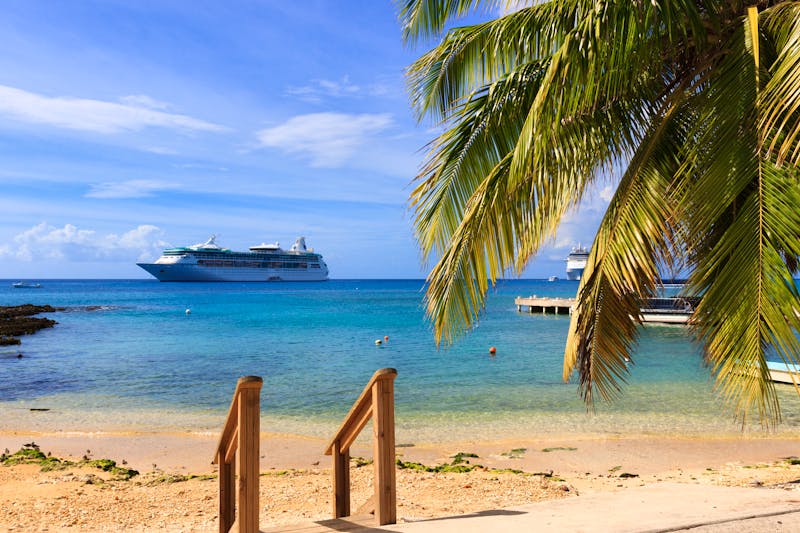 Kreuzfahrtschiff vor Grand Cayman in der Karibik - &copy;©elvirkin - stock.adobe.com