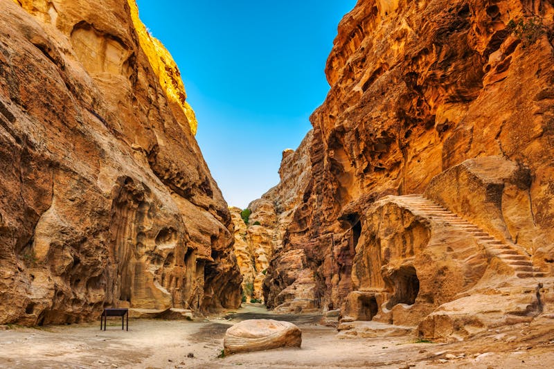 Wanderung durch den Canyon von Little Petra - ©Pierre Brumder - Adobe Stock