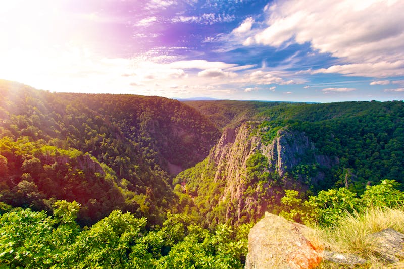 Harz - Panoramablick vom Hexentanzplatz auf die Roßtrappe - ©©FSEID - stock.adobe.com