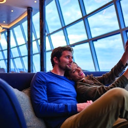 Paar in der Lounge auf der Norwegian Joy/Bliss – © Kevin Steele - Norwegian Cruise Line