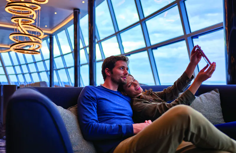 Paar in der Lounge auf der Norwegian Joy/Bliss - &copy;Kevin Steele - Norwegian Cruise Line