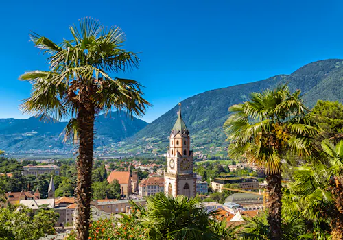 Kirche Sankt Nikolaus mit Blick über Meran, Südtirol  &ndash; &copy; ©nemo1963 - stock.adobe.com