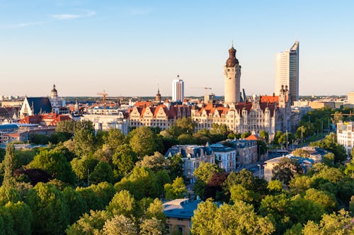 Leipzig - Panoramablick auf Rathaus und City-Hochhaus &ndash; &copy; Jakob Fischer - adobestock.com
