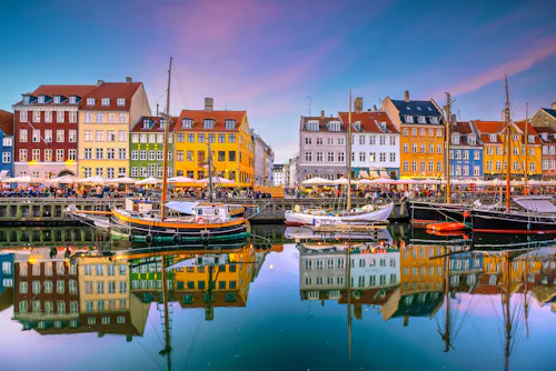 Kopenhagen - Nyhavn - farbenfrohe Häuserfront am Hafen in der dänischen Hauptstadt &ndash; &copy; ©f11photo - stock.adobe.com