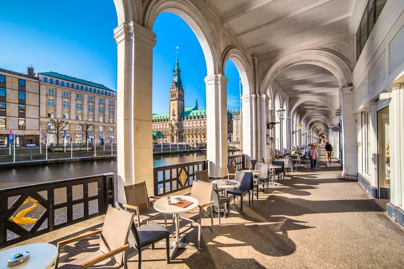 Hamburg - Arkaden an der Alster mit Blick auf das historische Rathaus - ©©powell83 - stock.adobe.com