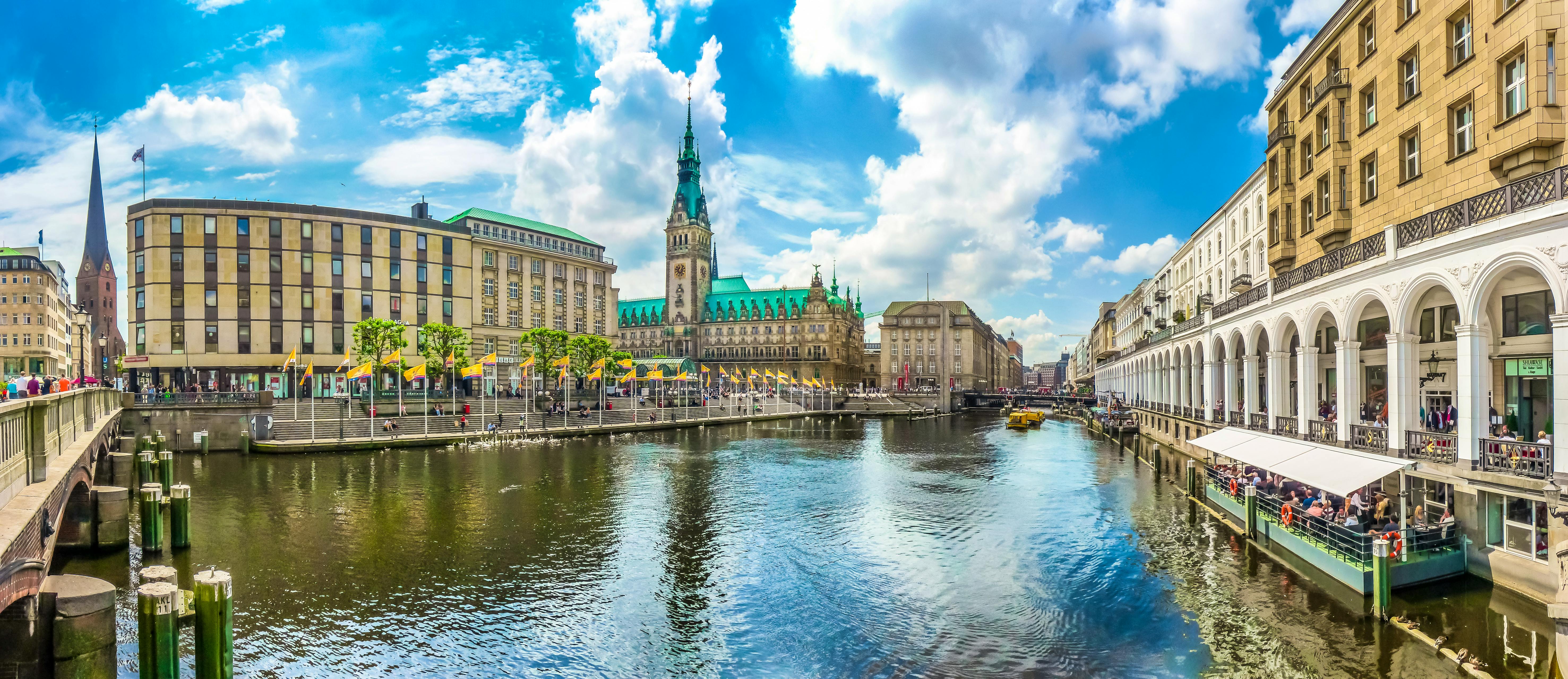 Hamburg - Alster, Arkaden und das historische Rathaus - &copy;©JFL Photography - stock.adobe.com