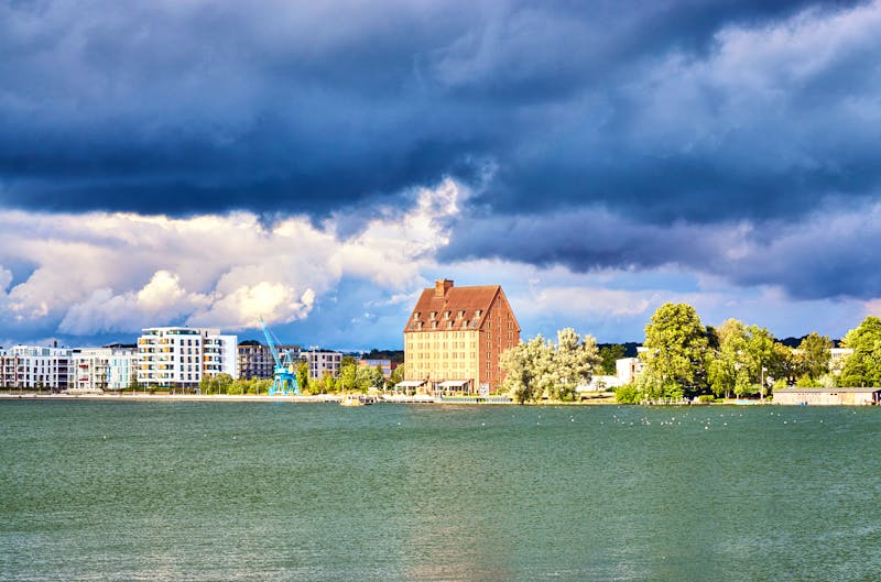 Schwerin - historische Speicher am Ziegelsee - ©DR Pics - adobestock.com