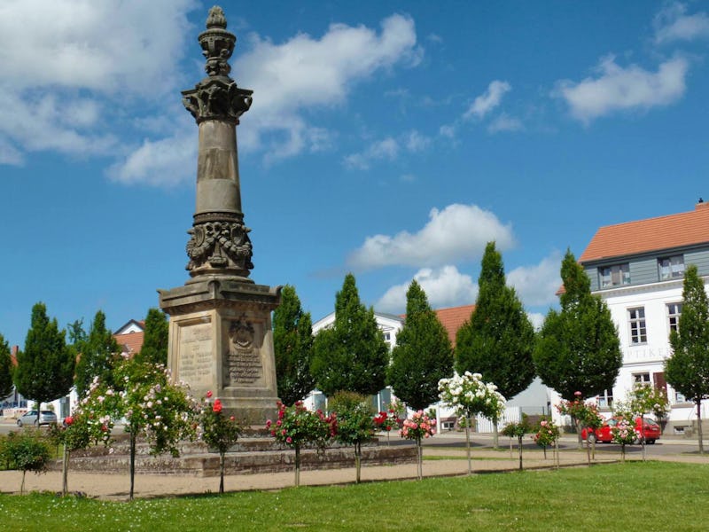 Putbus auf der Ostsee-Insel Rügen - Circus, der zentrale kreisrunde Platz der Theaterstadtz – © Elke Reuter - Eberhardt TRAVEL