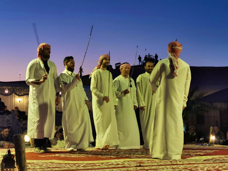 Stocktanz der Männer im Wüstencamp bei Dubai - ©Eberhardt TRAVEL - Simone Willner