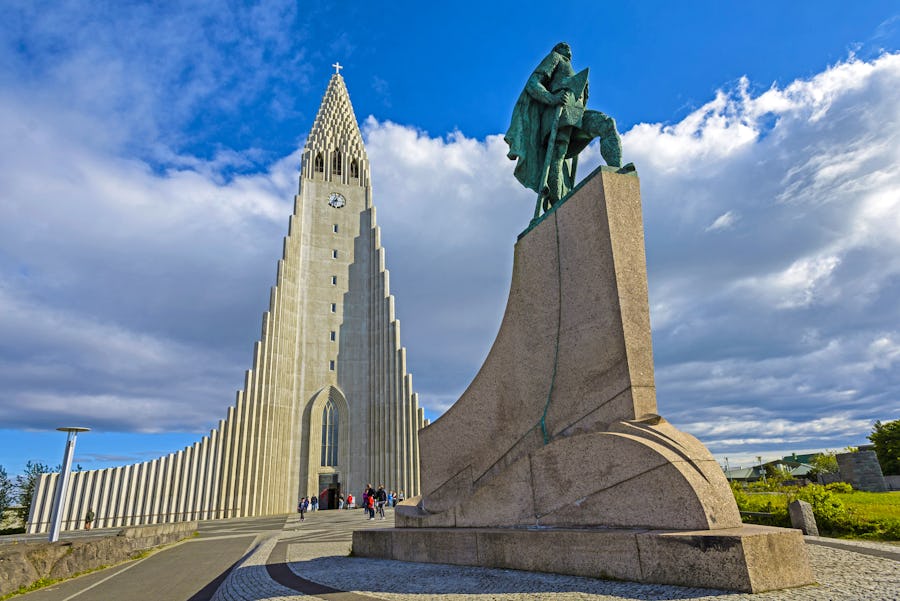 Hallgrimskirche und Leif Eiriksson Statue in Reykjavik – © ©truba71 - stock.adobe.com