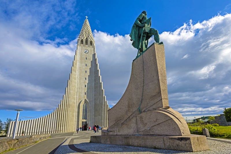 Hallgrimskirche und Leif Eiriksson Statue in Reykjavik - ©©truba71 - stock.adobe.com