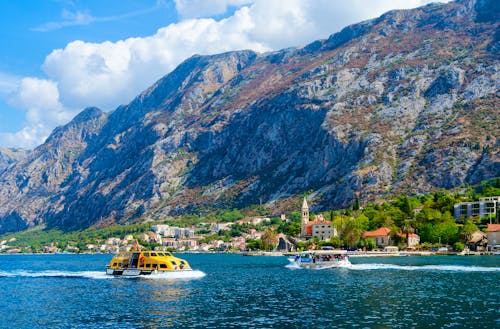 Bootsfahrt in der Bucht von Kotor - Montenegro &ndash; &copy; ©olga355 - stock.adobe.com