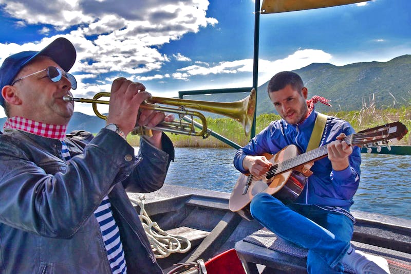 Bootsfahrt im Neretva-Delta - musikalische Unterhaltung - ©Eberhardt TRAVEL - Konrad Füssel