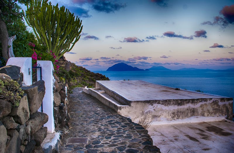 Blick von der Insel Filicudi zur Insel Alicudi - ©Marcello - stock.adobe.com