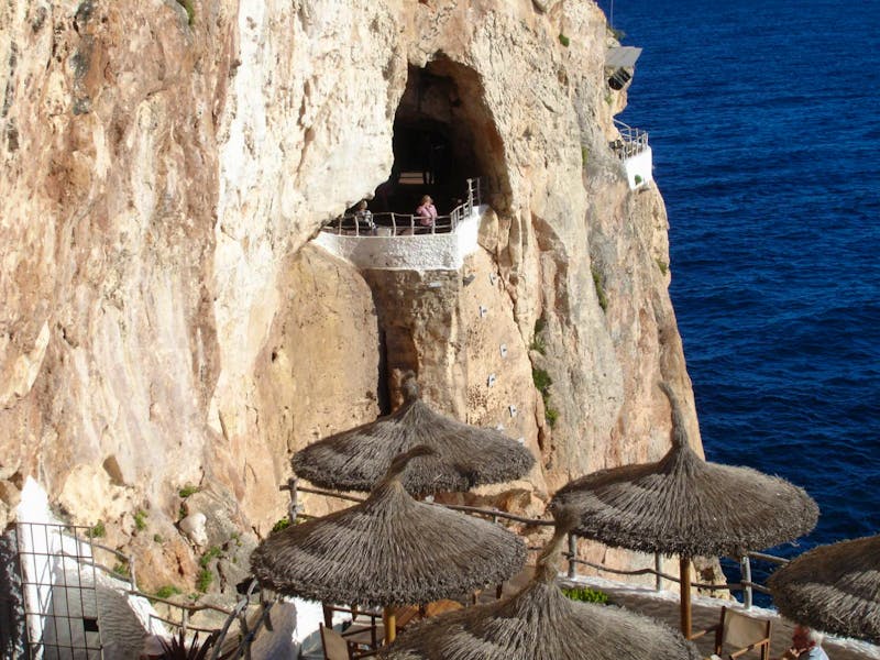 Cova d'en Xoroi - Naturhöhle am Meer  - ©Eberhardt TRAVEL - Hans-Joachim Trutz