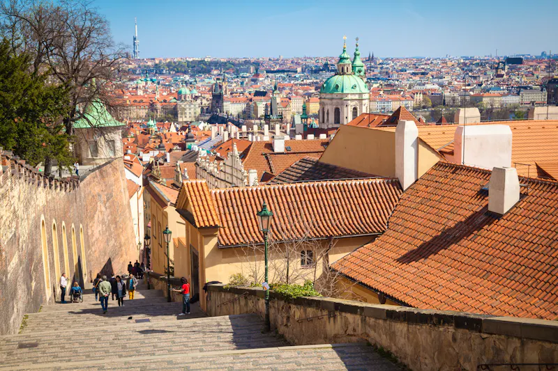 Prager Burg - Abstieg zur Karlsbrücke und zur Moldau - &copy;hardyuno - stock.adobe.com