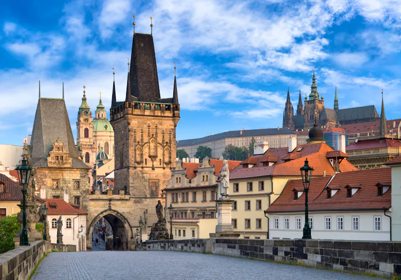 Prag - Karlsbrücke und Prager Burg - &copy;eyetronic - stock.adobe.com