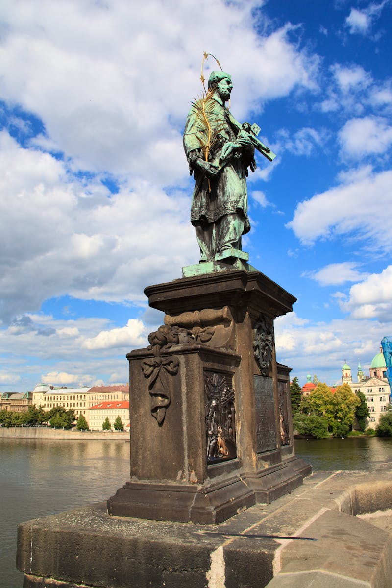 Prag - Karlsbrücke - Nepomuk-Denkmal - &copy;Klaus Büth - stock.adobe.com