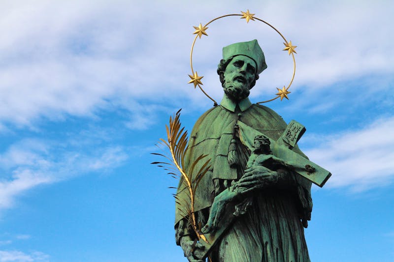 Prag - Karlsbrücke - Nepomuk-Denkmal - ©Rolf Langohr - stock.adobe.com