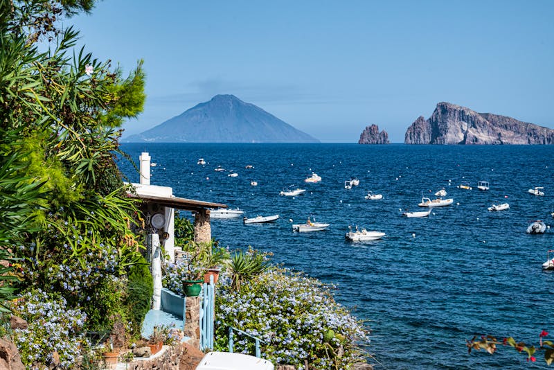 Boote vor der Insel Panarea mit Blick zur Insel Stromboli - ©Dr. Ingeborg Zeh - Adobe Stockphoto
