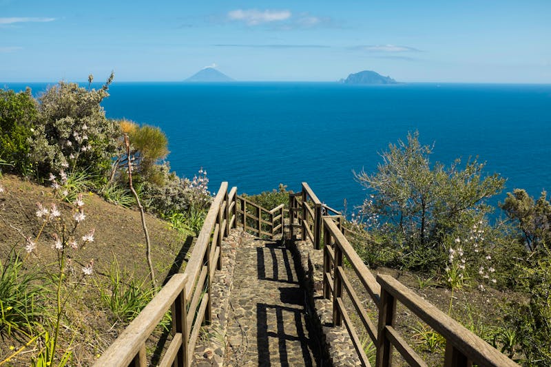 Insel Salina - Blick zu den Inseln Stromboli und Panarea - ©DorSteffen - stock.adobe.com