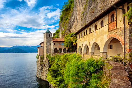 Santa Caterina del Sasso am Lago Maggiore &ndash; &copy; Boris Stroujko - stock.adobe.com