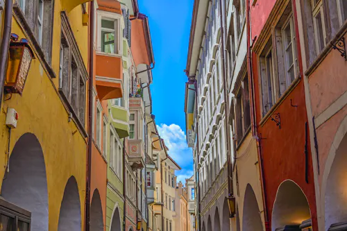 Bozen - Laubengassenstraße &ndash; &copy; Luc Kohnen - Adobe Stockphoto