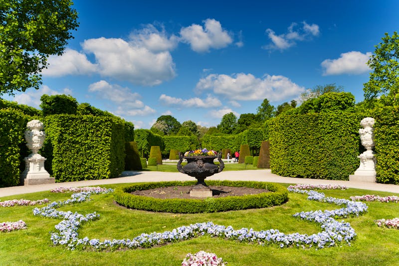 Wien - im Schloßgarten von Schönbrunn - ©Thongsee Muellek - Adobe Stockphoto