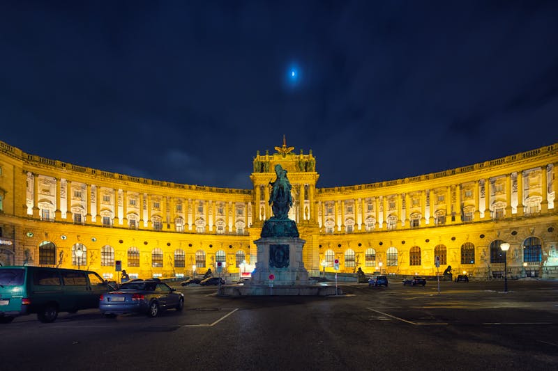 Wiener Hofburg am Abend - ©phant - stock.adobe.com