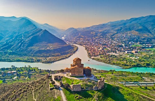 Mzcheta und Jvari Kloster in Georgien &ndash; &copy; ©Goffkein - stock.adobe.com