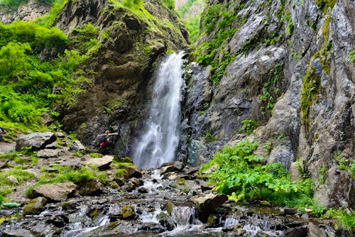 Wanderung in der Darial-Schlucht in Georgien &ndash; &copy; ©Rafal Cichawa - stock.adobe.com