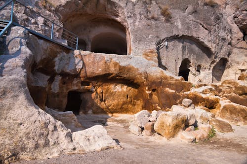 Höhlenstadt Wardzia in Georgien &ndash; &copy; Konrad_Rogozinski_Photogenium - Adobe Stock