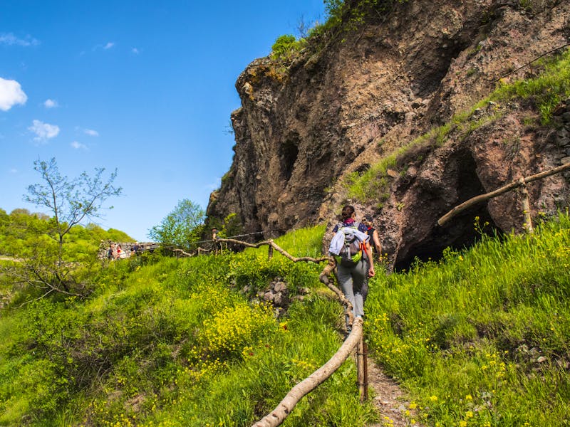 Wanderung an der Höhlenstadt Chndzoresk in Armenien - ©©Bigrain.stock - stock.adobe.com