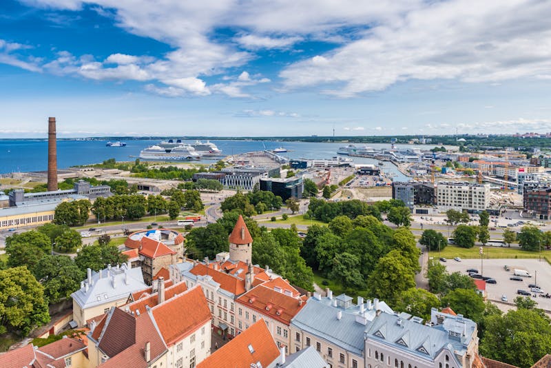 Der Hafen von Tallinn liegt nicht weit von der Altstadt - ©©majonit - stock.adobe.com