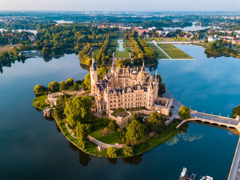 Schwerin - Panoramablick auf das Schweriner Schloss und den Schlosspark am frühen Morgen - ©©SEB - www.sebfoto.de - stock.adobe.com