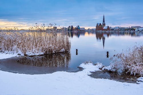Blick über die Warnow auf die Hansestadt Rostock im Winter &ndash; &copy; Rico Ködder - stock.adobe.com