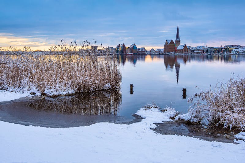Blick über die Warnow auf die Hansestadt Rostock im Winter - ©Rico Ködder - stock.adobe.com