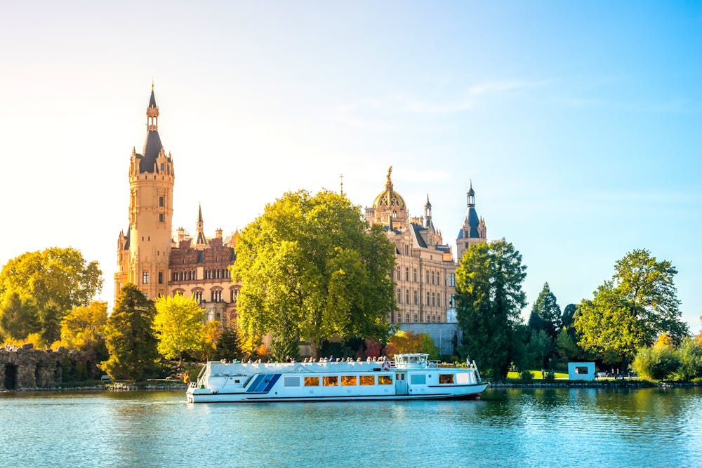 Schwerin - Ausflugsschiff vor dem Schweriner Schloss &ndash; &copy; ©Sina Ettmer - stock.adobe.com