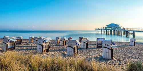 Strandkörbe und Seebrücke in Timmendorfer Strand an der Ostsee &ndash; &copy; Benno Hoff - adobestock.com
