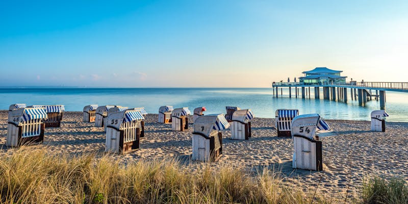 Strandkörbe und Seebrücke in Timmendorfer Strand an der Ostsee - ©Benno Hoff - adobestock.com