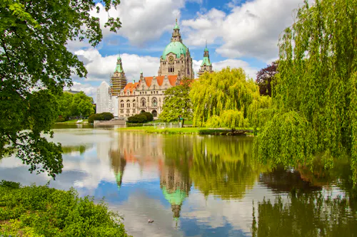 Hannover - Rathaus und Park am Maschteich &ndash; &copy; ©nordenfan - stock.adobe.com