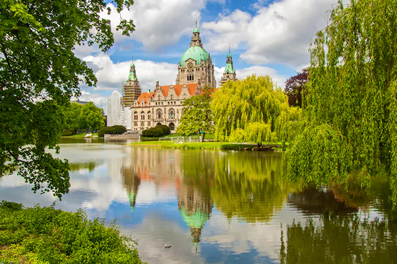 Hannover - Rathaus und Park am Maschteich - &copy;©nordenfan - stock.adobe.com