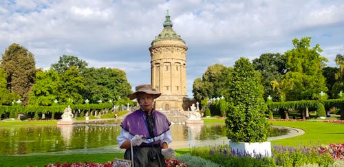 Mannheims Wahrzeichen der Wasserturm und Bertha Benz &ndash; &copy; Marion Kottlos - Eberhardt TRAVEL