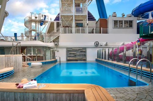 Pooldeck mit Hauptpool der Norwegian Joy &ndash; &copy; Christian Santiago Photography - Norwegian Cruise Line