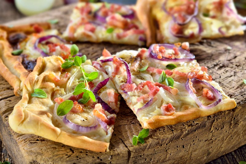 Elsässer Flammkuchen mit Zwiebeln und Speck - ©kab-vision - Adobe Stock